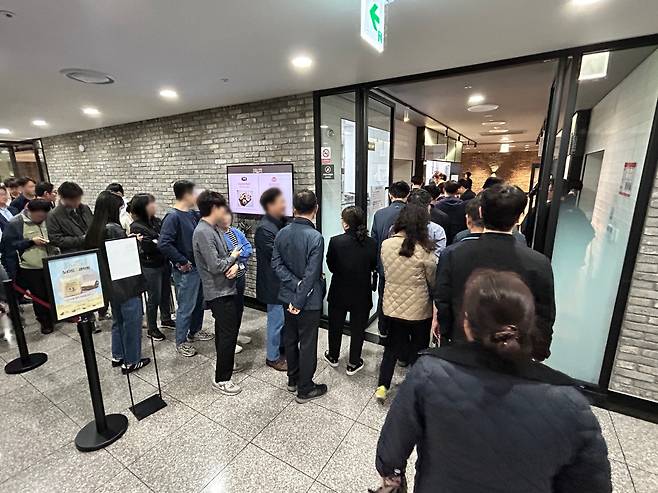 4월 15일 점심 식사 시간을 맞아 서울역 인근에 있는 한 기업의 지하 구내식당 입구에 이용객들이 길게 줄을 서서 입장하고 있다. 물가 상승과 함께 일반 식당들의 메뉴 가격도 오르자, 상대적으로 저렴한 구내식당에 회사 직원들뿐 아니라 외부인의 이용도 늘어나고 있다./장련성 기자