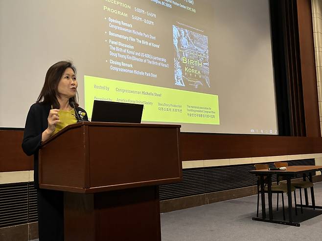 16일 미 연방의사당 지하 방문자센터에 있는 ‘사우스 오리엔테이션 시어터(강당)’에서 열린 '건국 전쟁' 시사회를 주최한 공화당 소속 미셸 스틸 하원의원이 발언하고 있다. /이민석 특파원