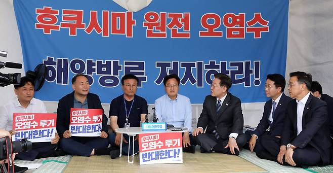 이재명 더불어민주당 대표가 26일 오후 서울 여의도 국회 본청 앞에서 후쿠시마 오염수 방류 저지를 위한 단식농성장을 방문해 단식중인 우원식 더불어민주당 의원, 윤재갑 의원 등과 대화를 나누고 있다./뉴시스