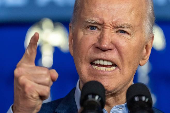 조 바이든 미국 대통령이 지난 16일(현지 시각) 펜실베이니아주 스크랜턴 문화센터에서 격정적인 표정으로 대선 유세를 하고 있다. /연합뉴스