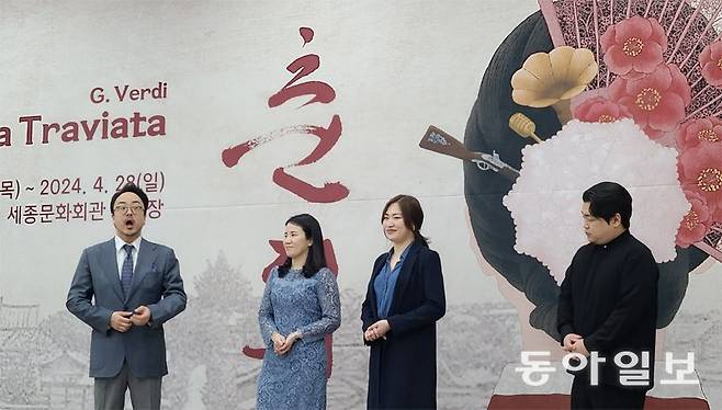 16일 열린 서울시오페라단의 ‘라 트라비아타·춘희’ 기자간담회에서 테너 정호윤, 소프라노 이혜정 이지현, 테너 손지훈(왼쪽부터)이 극중 1막의 ‘축배의 노래’를 부르고 있다. 유윤종 기자 gustav@donga.com