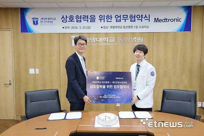 지난달 22일 류영욱 계명대 동산병원장(오른쪽)과 유승록 메드트로닉코리아 대표가 부정맥 치료 역량 강화를 위한 업무협약을 체결했다.