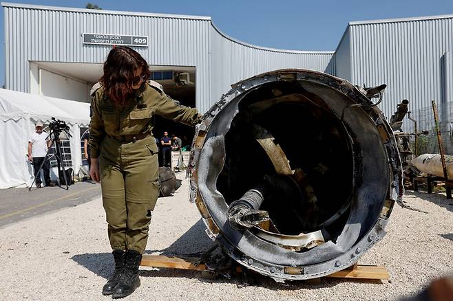 이스라엘이 사해에서 건졌다고 밝힌 이란 탄도미사일 잔해. 로이터 연합뉴스
