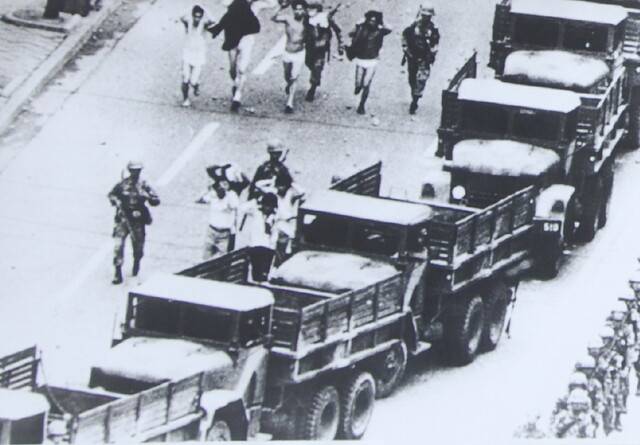 5·18민주화운동 당시 계엄군에게 붙잡힌 광주시민들이 옷이 벗겨진 채 끌려가고 있다. 5·18기념재단 제공