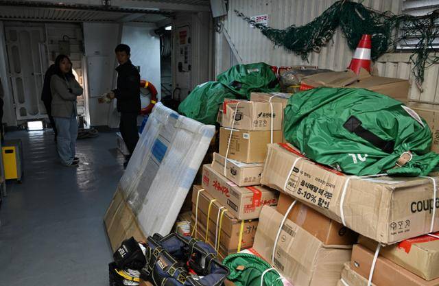 1일 전남 목포항에서 흑산도 등 섬으로 운행하는 쾌속선 내부에 짐들이 결박되지 않은 상태로 적재돼 있다. 목포=왕태석 선임기자