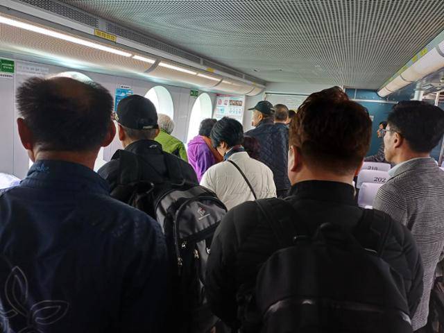 배가 정박하지 않았지만 승객들은 빨리 내리기 위해 자리에서 일어났다. 목포=서현정 기자