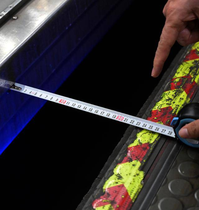 8일 서울지하철 4호선 성신여대입구역에 진입한 열차와 플랫폼 사이의 간격이 23cm로 측정됐다. 역사 내부 사진은 금동관 역장 동행하에 취재됐다. 서재훈 기자