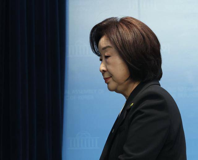 심상정 녹색정의당 의원이 11일 국회 소통관에서 정계은퇴 발표 기자회견을 마치고 회견장을 나서고 있다. 뉴스1