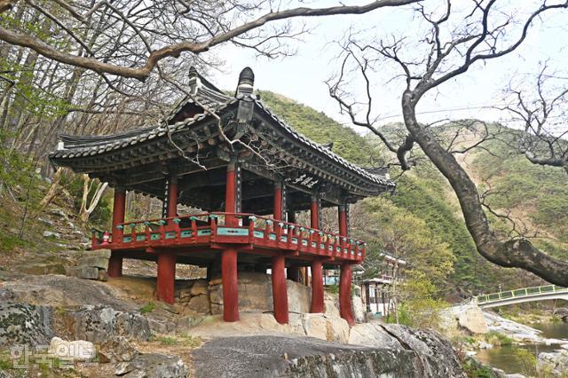 거창 위천변의 건계정. 중국에서 귀화한 거창 장씨 후손들이 세웠다.