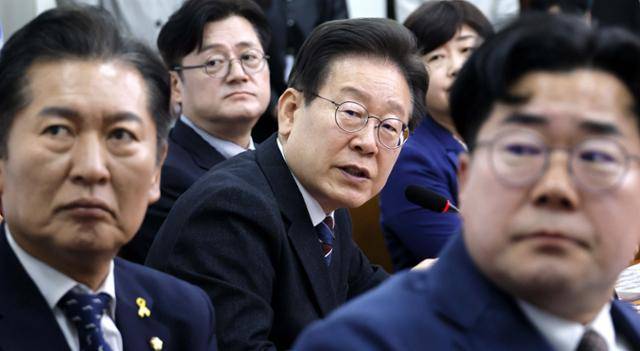 이재명 더불어민주당 대표가 17일 국회에서 열린 최고위원회의에서 경제위기상황판을 보며 현 정부의 경제 실정을 비판하고 있다. 고영권 기자