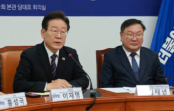 이재명 더불어민주당 대표가 17일 서울 여의도 국회에서 열린 민생경제위기대책위원회 긴급 경제 상황 점검회의에서 인사말을 하고 있다. 2024.04.17. [사진=뉴시스]