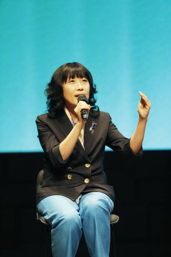 8일 '그 엄마, 그 학원의 비빌' 콘퍼런스 행사의 첫 연사였던 유정임 작가가 Q&A 시간 질문에 답하고 있다. 전호성 프리랜서.