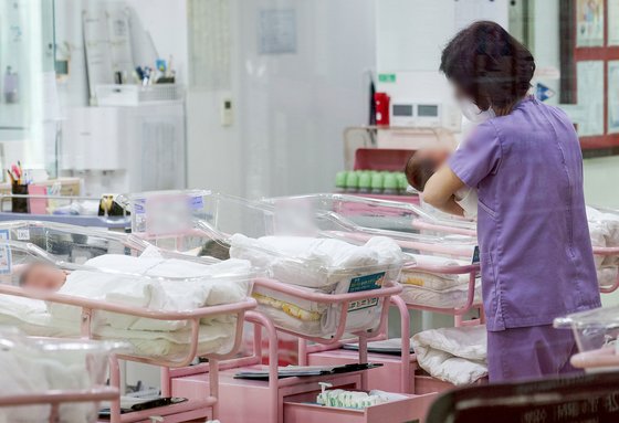 지난 2월 28일 오후 서울 시내 한 산후조리원 신생아실에서 간호사 등 관계자가 신생아들을 돌보고 있다. 연합뉴스