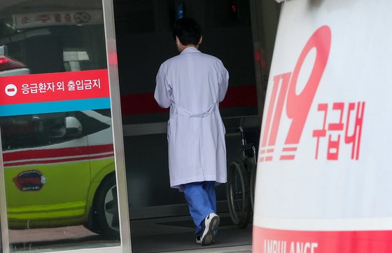 17일 서울 소재의 한 대학병원에서 한 의료진이 발걸음을 옮기고 있다. 뉴스1