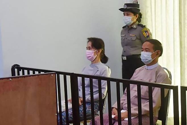 아웅산 수지 미얀마 전 국가고문(왼쪽)과 윈 민트 미얀마 전 대통령이 군부에 구금된 상태로 2021년 5월24일 미얀마 네피도에서 열린 재판에 참석했다. AFP연합뉴스