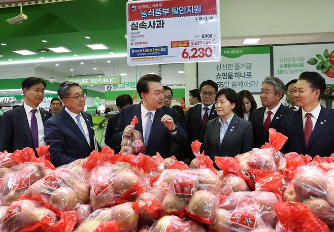 윤석열 대통령이 지난 3월18일 서울 서초구 농협 하나로마트 양재점에서 과일 물가 현장 점검을 하고 있다. 연합뉴스