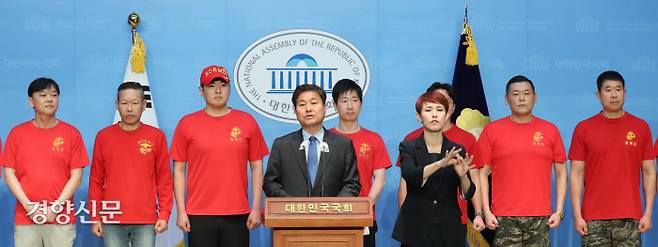 해병대 예비역들 “채 상병 특검 촉구” 김영배 더불어민주당 의원과 해병대 예비역 연대 회원들이 17일 국회 소통관에서 ‘제21대 국회 채 상병 특검법안 처리 촉구’ 기자회견을 하고 있다. 박민규 선임기자 parkyu@kyunghyang.com