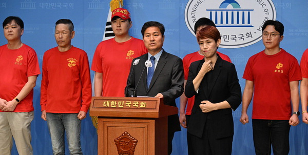 17일 국회 소통관에서 해병대예비역연대가 ‘제21대 국회 채 상병 특검법 처리 촉구’ 기자회견을 하고 있다.  김정록 기자