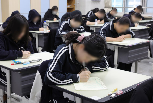 수험생들이 지난달 28일 서울 강남구 개포고등학교에서 올해 첫 전국연합학력평가를 치르고 있다. 학평은 학생들의 대학수학능력시험 적응과 진로·진학 지도를 돕기 위한 모의 수능으로 3월 학평에는 전국 고등학생 125만명이 응시했다. 연합뉴스