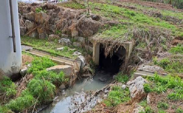16일 신원 미상의 남성 시신이 발견된 경기도 의정부의 한 하천 하수관. YTN 보도화면 캡처