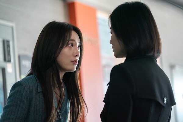 드라마 '더 글로리'에서 이사라 역을 소화한 김히어라(왼쪽). 넷플릭스 제공