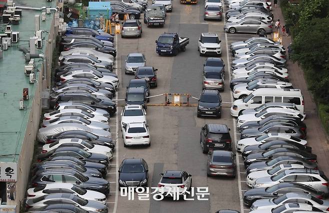 서울시내 한 아파트 단지 주차장에 주민들의 차량이 세워져 있다. [매경DB]