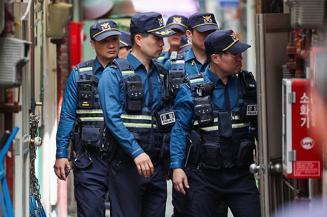 경찰 기동순찰대 대원들이 16일 오후 서울 종로구 돈의동 쪽방촌 일대를 순찰하고 있다.