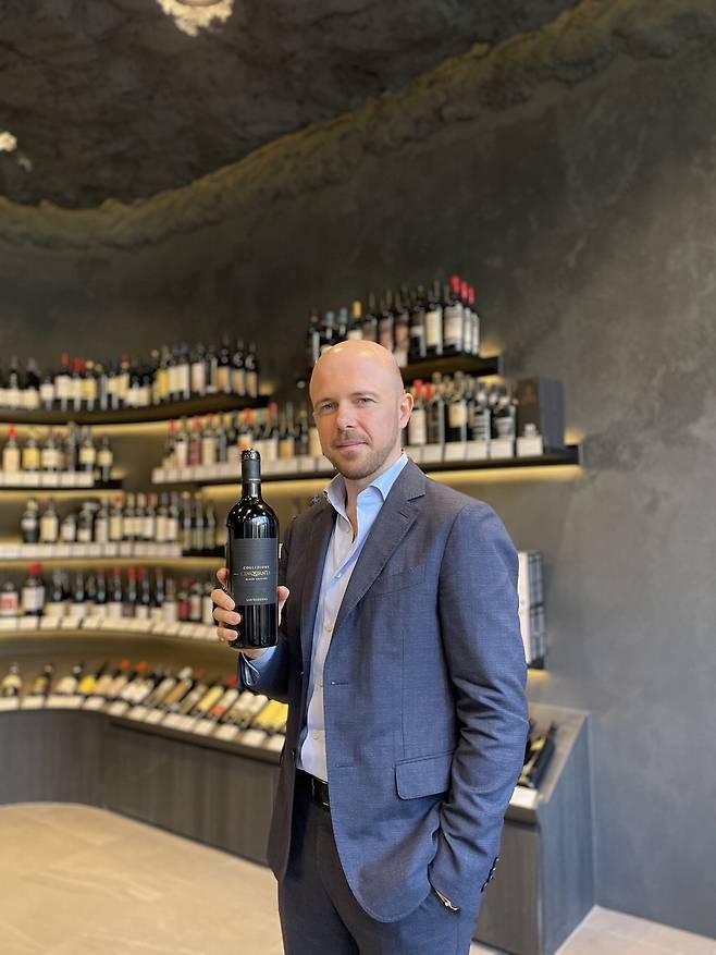 신퀀타 블랙 에디션을 든 산 마르자노의 수출 담당 매니저 알렉스 엔드리지.