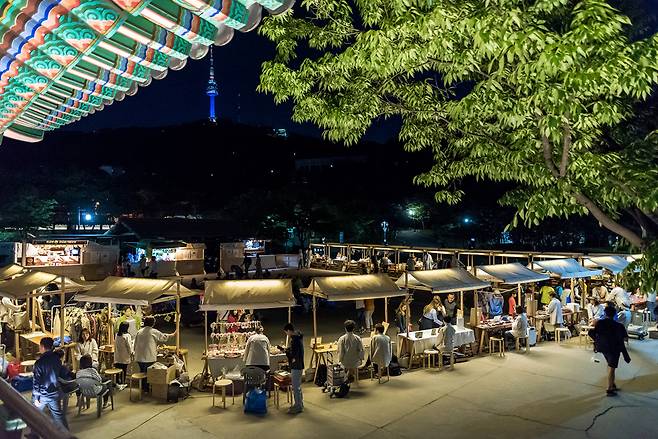 서울시는 시립 문화시설 9곳이 매주 금요일에 특별 야간 프로그램을 운영하는 '서울 문화의 밤' 첫 행사가 오는 19일 열린다고 17일 밝혔다. 사진은 남산골 한옥마을 야경.[서울시 제공]