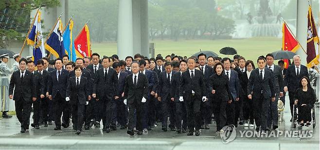 (서울=연합뉴스) 한종찬 기자 = 국민의힘 윤재옥 당 대표 권한대행이 16일 오전 서울 동작구 국립서울현충원에서 22대 총선 당선인들과 함께 참배하고 있다. 2024.4.16 saba@yna.co.kr 연합뉴스