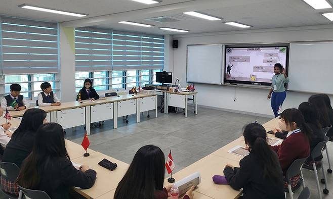 원어민 강사가 부산교육청에서 운영하는 영어체험 프로그램을 진행하고 있다. 부산교육청 제공