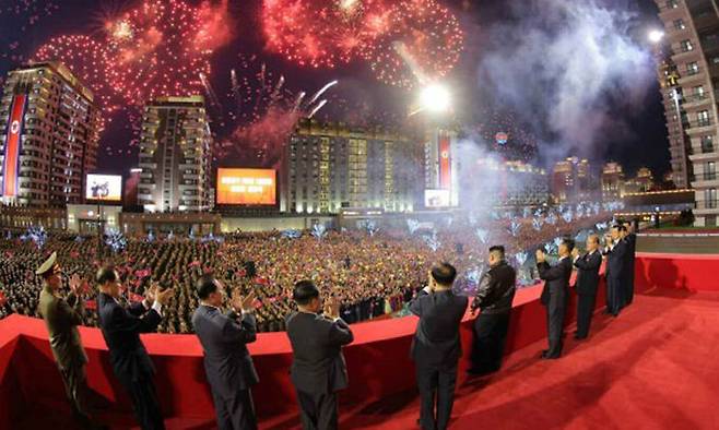 지난 16일 북한에서 화성지구 2단계 1만 세대 살림집 준공식이 진행됐다. 김정은 총비서가 참석해 준공 테이프를 끊었다. 평양=노동신문·뉴스1