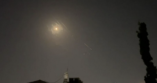 14일(현지 시간) 이란의 이스라엘 공습 중 예루살렘 상공에서 폭발이 일어나는 장면을 AFP TV 영상이 포착한 모습. AFP·연합뉴스