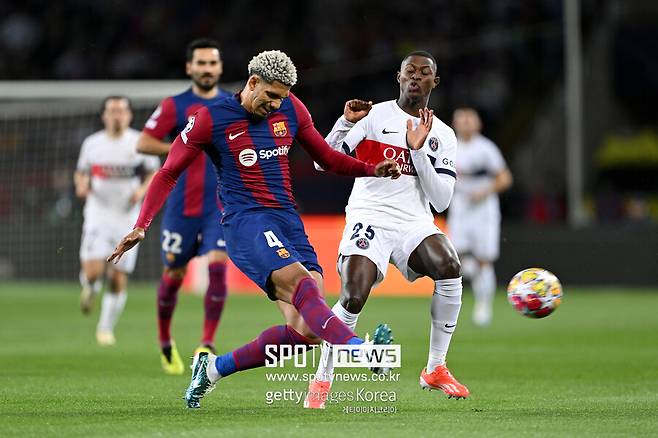 ▲ 파리 생제르맹(PSG)은 17일(한국시간) 스페인 바르셀로나의 에스타디 루이스 콤파니스에서 열린 2023-24시즌 유럽축구연맹 챔피언스리그(UCL) 8강 2차전에서 FC바르셀로나에 4-1 대승을 거뒀다. PSG는 결국 1,2차전 합산 스코어 6-4로 바르셀로나를 제치고 4강 진출에 성공했다.