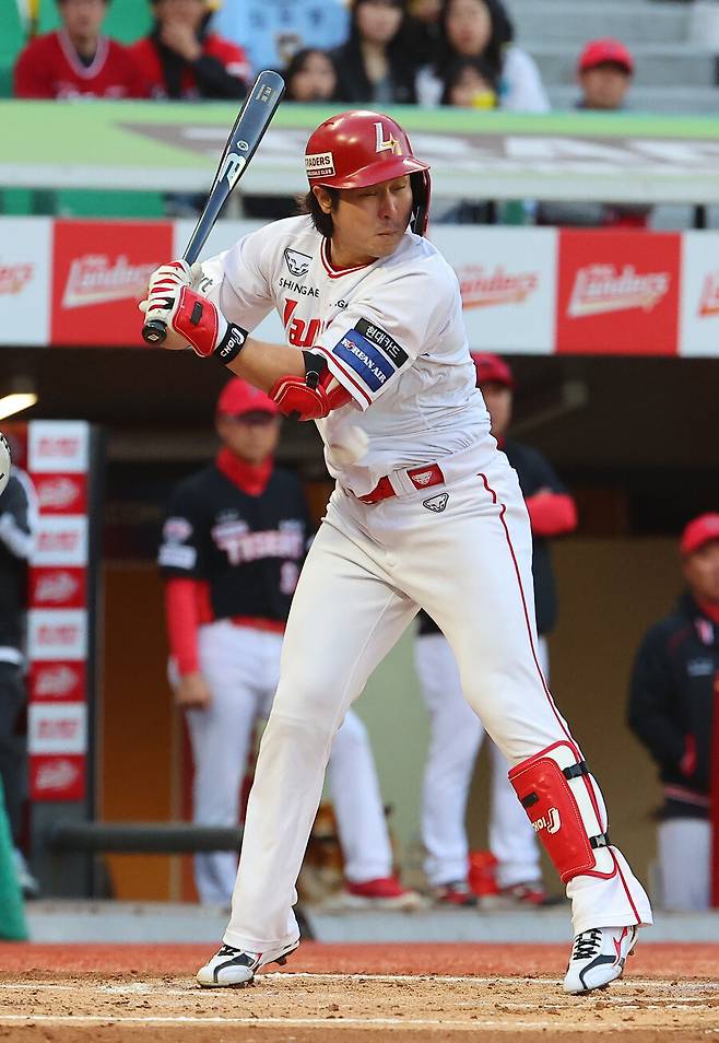 ▲ KBO리그 역대 홈런 신기록까지 딱 한 개를 남겨두고 있었던 최정은 기대감이 넘치는 경기에서 불의의 몸에 맞는 공으로 전력 이탈까지 불가피해졌다 ⓒ연합뉴스