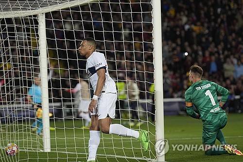프랑스 최고 명문 파리 생제르맹(PSG)이 17일 스페인 바르셀로나 올림픽 경기장에서 열린 2023-2024 유럽축구연맹(UEFA) 챔피언스리그 8강 2차전 FC바르셀로나와의 경기에서 4-1 승리를 거뒀다. 1차전 홈경기 2-3 패배를 설욕한 PSG는 극적으로 준결승 티켓을 거머쥐었다. 이날 2골을 터트린 음바페가 득점 직후 세리머니를 하고 있다. 연합뉴스