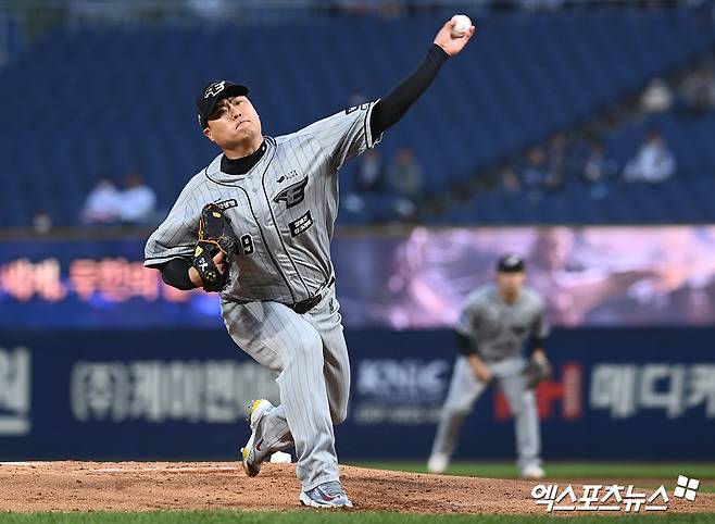 류현진은 17일 창원 NC파크에서 열린 '2024 신한 SOL Bank KBO 리그' NC 다이노스와 주중 3연전 2차전에서 선발 등판. 팀이 2-0으로 앞선 4회말 김성욱에게 3점 홈런을 허용해 KBO 리그 복귀 첫 피홈런과 역전을 동시에 허용했다. 창원, 고아라 기자