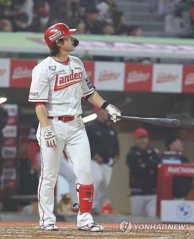 '최정' 통산 467호 홈런, KBO리그 최다 홈런 타이 (인천=연합뉴스) 임순석 기자 = 16일 오후 인천 SSG랜더스필드에서 열린 2024 KBO리그 KIA 타이거즈와 SSG 랜더스의 경기. 9회 말 2사 SSG 최정이 동점 솔로홈런을 치고 있다. 2024.4.16 soonseok02@yna.co.kr