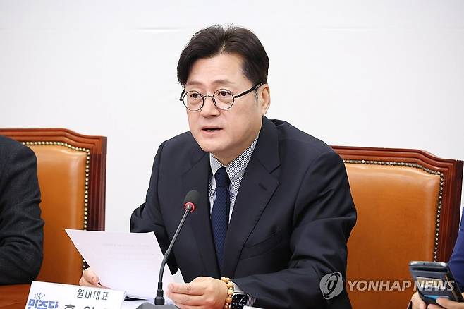 발언하는 홍익표 원내대표 (서울=연합뉴스) 이정훈 기자 = 더불어민주당 홍익표 원내대표가 17일 국회에서 열린 최고위원회의에서 발언하고 있다. 2024.4.17 uwg806@yna.co.kr