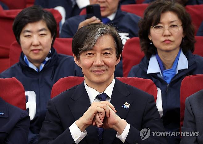 조국혁신당 조국 대표 (서울=연합뉴스) 한상균 기자 = 조국혁신당 조국 대표가 10일 국회에서 총선 출구조사 결과 발표를 보고 있다. 2024.4.10 xyz@yna.co.kr