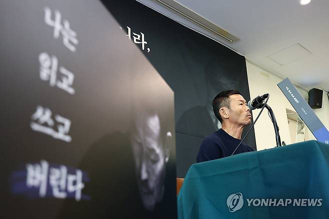 인터뷰집 출간하는 손웅정 감독 (서울=연합뉴스) 서대연 기자 = 축구 국가대표 손흥민의 아버지인 손웅정 SON축구아카데미 감독이 17일 오전 서울 중구 프란치스코회관에서 열린 본인의 인터뷰집 '나는 읽고 쓰고 버린다' 기자간담회에서 발언하고 있다. 2024.4.17 dwise@yna.co.kr