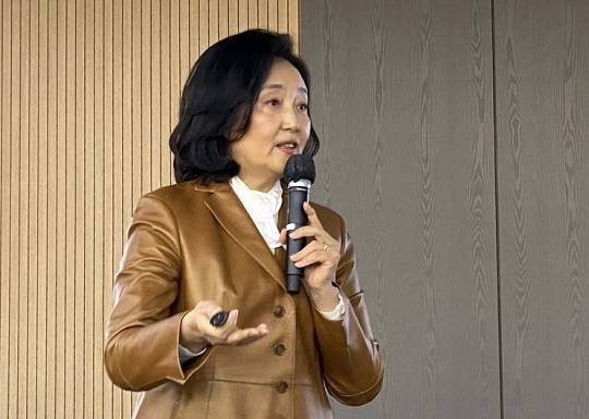 박영선 전 중소벤처기업부 장관이 지난 2022년 11월 17일 서울 서강대학교 마태오관에서 '디지털대전환의 오늘과 내일'이라는 주제로 마스터 콜로키움 특강을 하고 있다. 사진=뉴시스