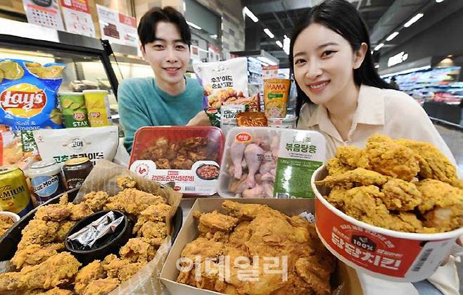 모델들이 18일 서울 등촌동 ‘홈플러스 메가푸드마켓’ 강서점에서 ‘치킨의 봄’과 ‘월드푸드 페스티벌’ 행사를 소개하고 있다. (사진=홈플러스)