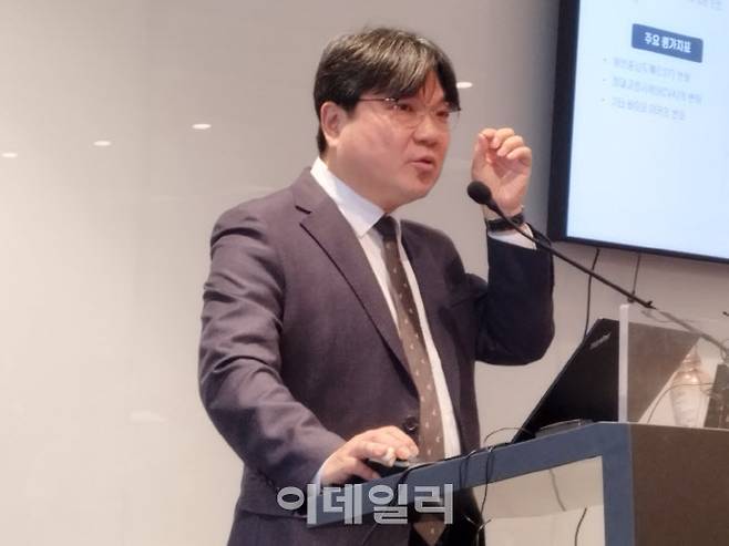 유재현 큐라클 대표가 지난 2월 서울 여의도 NH금융센터에서 기자간담회를 열고 당뇨병성 황반부종 치료제 CU06의 미국 FDA 임상 2a상 결과를 발표 중이다. (사진=김지완 기자)
