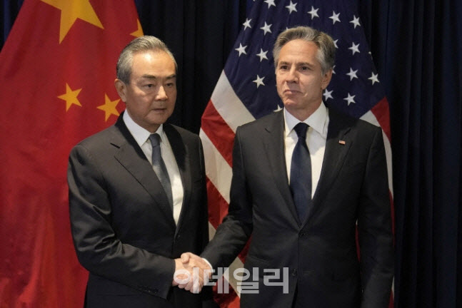 토니 블링컨(오른쪽) 미국 국무장관이 2023년 7월 13일 자카르타에서 열린 동남아시아국가연합(아세안) 외교장관회의 부대행사로 열린 양자회담에서 왕이 중국 외교부장과 악수를 나누고 있다. (사진=AFP)