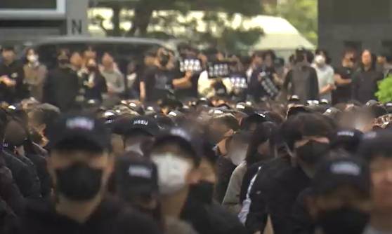 어제(17일) 낮 12시쯤 첫 단체행동에 나선 삼성전자 노조. [이학진 기자]