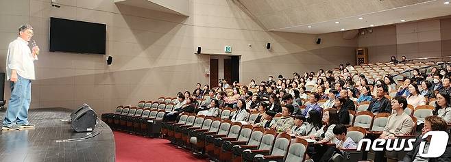 충북도교육청 중원교육문화원은 '2024년 두드림 문화아카데미'를 운영하기 시작했다. 사진은 17일 고명환 작가의 강연 모습.(충북교육청 제공)/뉴스1