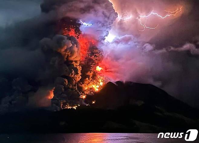 인도네시아 북술라웨시 시타로의 루앙산이 17일(현지시간) 용암과 연기를 뿜어내며 분화하고 있다. 2024.04.17 ⓒ AFP=뉴스1 ⓒ News1 정지윤 기자