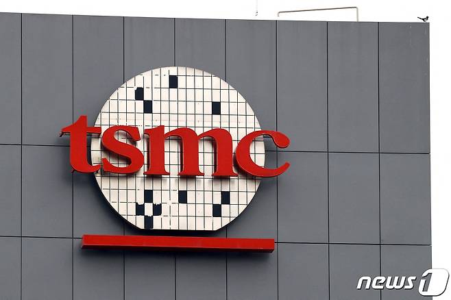 FILE PHOTO: A logo of Taiwanse chip giant TSMC can be seen in Tainan, Taiwan December 29, 2022.REUTERS/Ann Wang/File Photo ⓒ 로이터=뉴스1