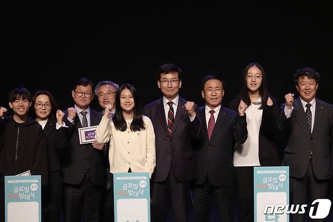 글로벌 리더 발대식에 참석해 학생들을 격려하는 김문근(오른쪽 세번째) 단양군수.2024.4.18/뉴스1